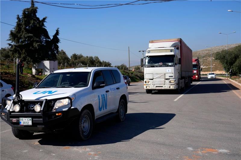 Assad will weitere Grenzübergänge in die Türkei öffnen Lastwagen mit Hilfsgütern für Syrien folgen einem UN-Fahrzeug am türkischen Grenzübergang im Südosten der Türkei.
