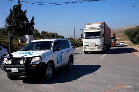 Lastwagen mit Hilfsgütern für Syrien folgen einem UN-Fahrzeug am türkischen Grenzübergang im Südosten der Türkei.