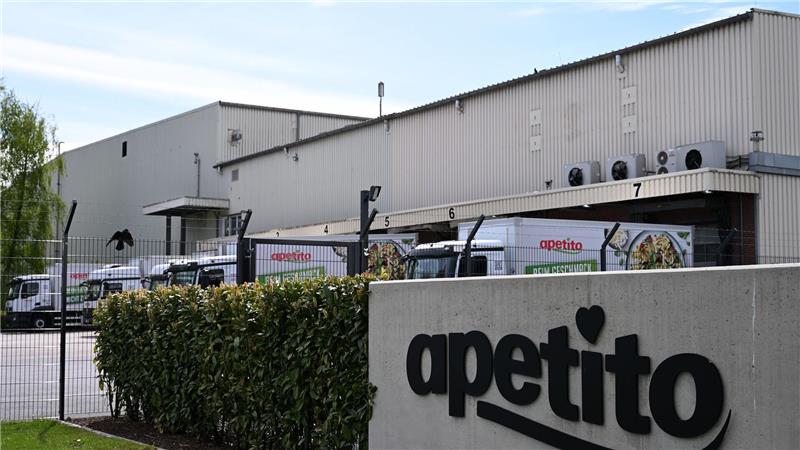 Tiefkühl-Essensfabrikant profitiert vom Fachkräftemangel Lastwagen mit Tiefkühl-Transportmöglichkeit warten an der Apetito-Zentrale auf ihre Abfahrt.