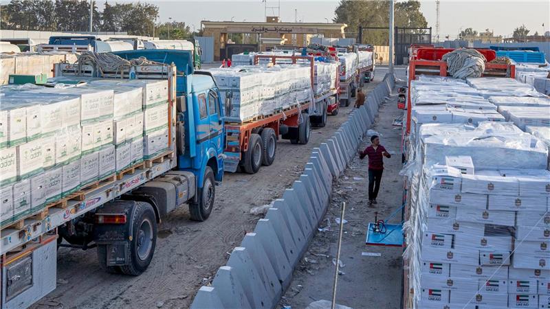 Lastwagen mit humanitären Hilfsgütern stehen vor dem ägyptischen Tor des Grenzübergangs Rafah an, um von den israelischen Behörden vor der Einreise in den Gazastreifen kontrolliert zu werden.