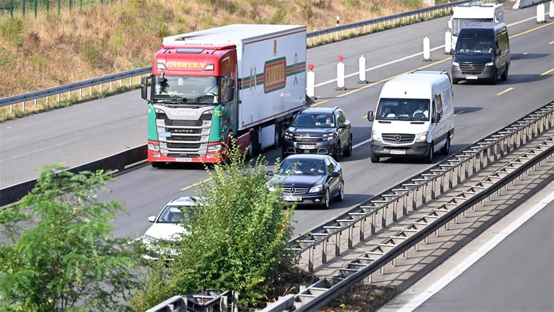 Lastwagen sollen Lieferungen übernehmen, die wegen des Niedrigwassers in Flüssen nicht per Schiff transportiert werden können (Symbolbild)