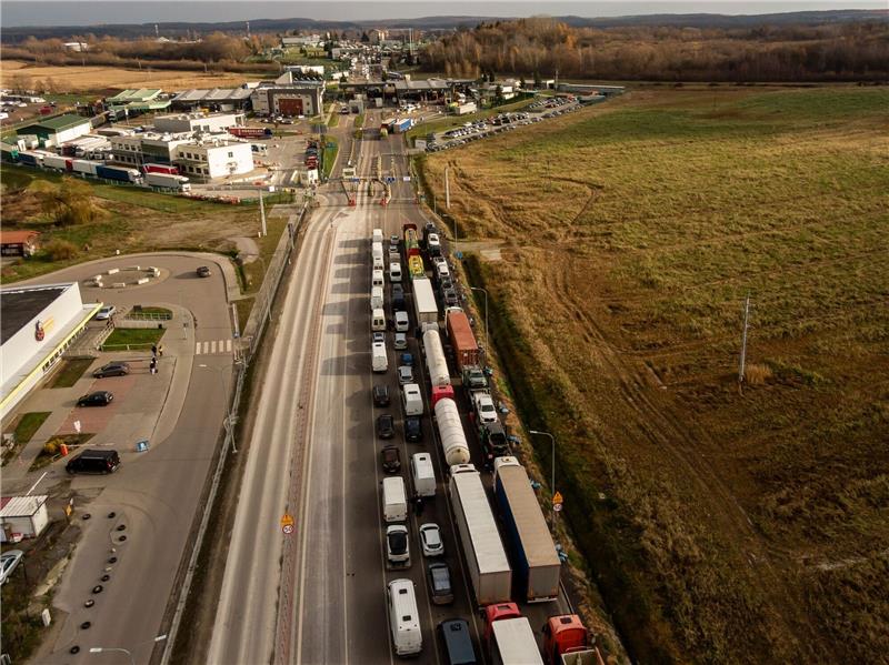Lastwagen stehen Ende November 2023 in langen Schlangen hintereinander, um die Grenze in Medyka zu überqueren.