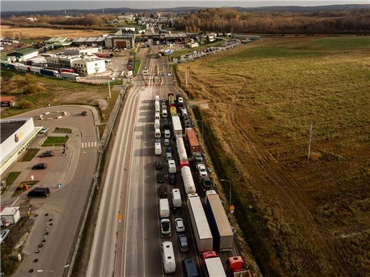 Lastwagen stehen Ende November 2023 in langen Schlangen hintereinander, um die Grenze in Medyka zu überqueren.
