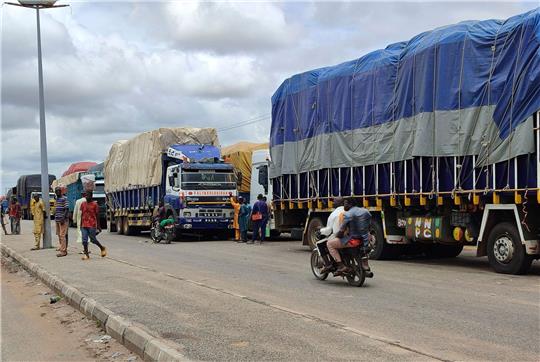 Lastwagen stehen an der Grenze zwischen Nigeria und Niger.