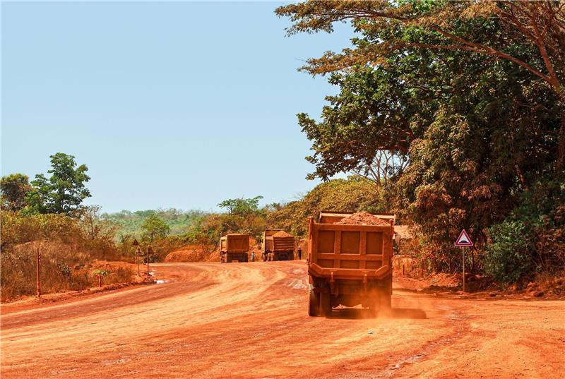 Abbau von Mineralien bedroht Menschenaffen in Afrika Lastwagen transportieren Bauxit entlang einer Bergbau-Transportstraße. Laut einer Studie werden mehr als ein Drittel der Menschenaffenpopulation in Afrika durch Bergbau gefährdet.