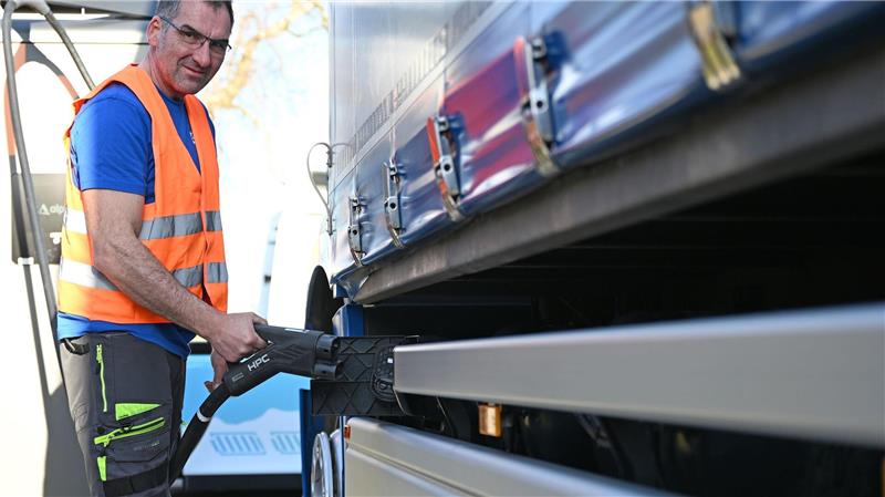 Lastwagenfahrer Michael Grimm lädt seinen E-Lkw.
