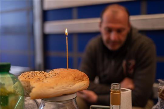 Lastwagenfahrer streiken auf der Raststätte Gräfenhausen in Südhessen - am Ostersonntag sogar mit Osterkerze.