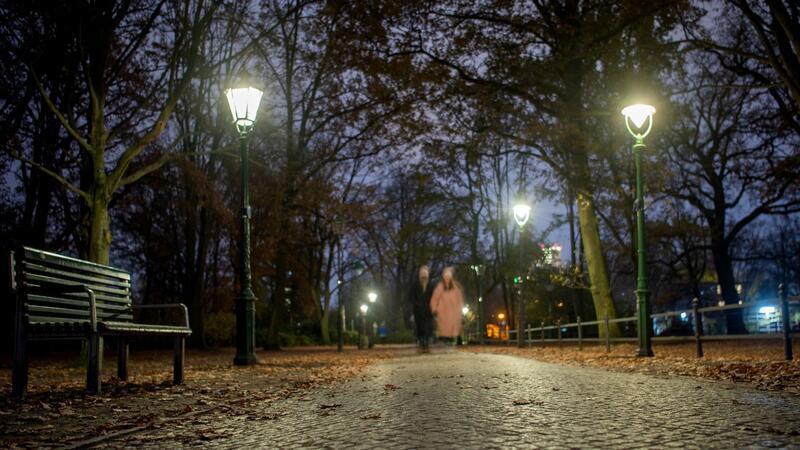 80 Jahre „Gaslight“: Ein Thriller wird zum Psycho-Begriff Laternen am Rande des Großen Tiergartens in Berlin.