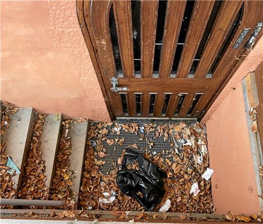Laub und Dreck sammeln sich vor dem Eingang zum „Dukatenkeller“. Foto: Heine