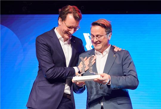 Laudator Xavier Bettel (r) und Preisträger Hendrik Wüst im Tipi am Kanzleramt.