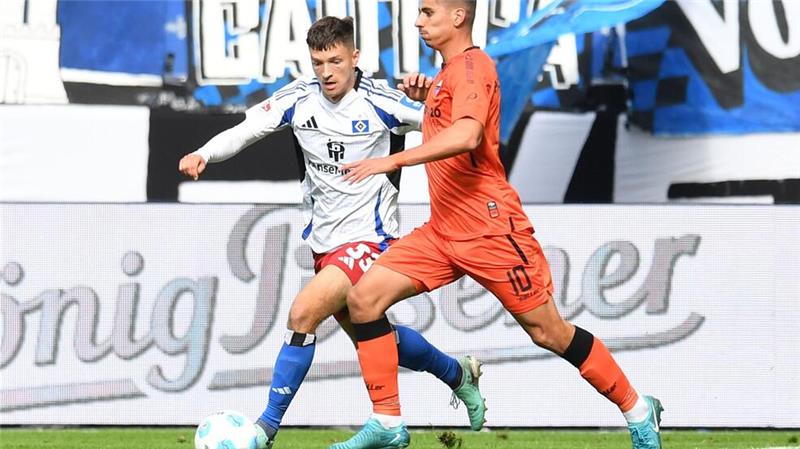 Laufduell zwischen Hamburgs Noah Katterbach (l) und Paderborns Koen Kostons.