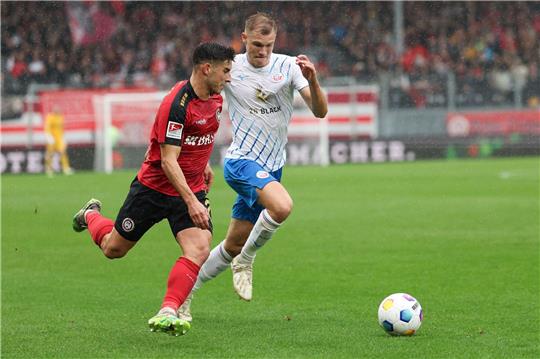 Laufduell zwischen Robin Heußer (l) von SV Wehen Wiesbaden und Svante Ingelsson (r) von Hansa Rostock.