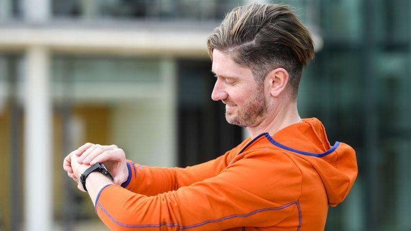 10 Tipps für Läufer, die ihre Fitness steigern wollen Laufzeit im Blick behalten: Strecke immer neu ans Tempo anpassen. Tobias Hase/dpa-tmn