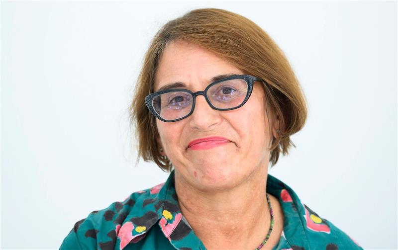 Intendantin will Fokus auf Kunst statt Hundekot-Attacke Laura Berman, Intendantin Staatsoper, spricht bei einer Pressekonferenz.