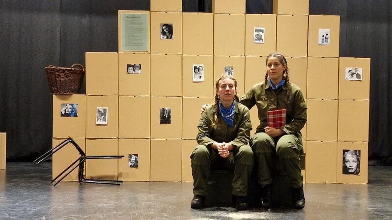 Theatergruppe aus Berlin: Szenische Collage von Anne Frank Laura Egger und Lotta Zühlke vom Berliner Tournee-Theater Scheselong präsentieren Ausschnitte aus dem Tagebuch von Anne Frank.