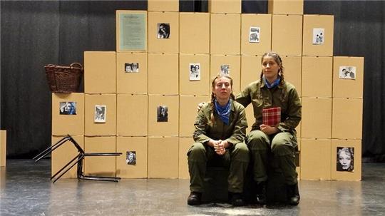 Laura Egger und Lotta Zühlke vom Berliner Tournee-Theater Scheselong präsentieren Ausschnitte aus dem Tagebuch von Anne Frank.