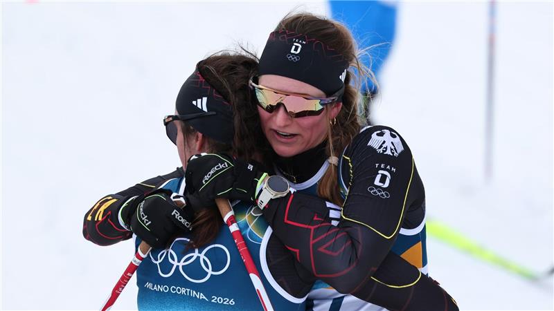 Laura Gimmler (r) und Coletta Rydzek spenden sich gegenseitig Trost.