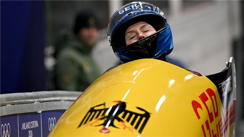 Laura Nolte fährt im Monobob auf dem zweiten Platz ins Ziel ein bei den Olympischen Winterspielen Mailand Cortina 2026.