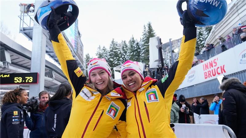 Laura Nolte (l) und Deborah Levi gewinnen souverän im Zweierbob.