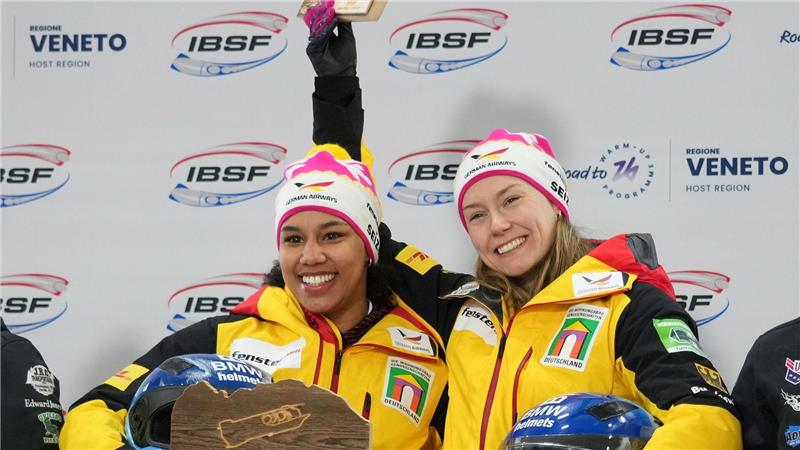 Laura Nolte und Deborah Levi jubeln auf dem Podium nach Zweierbob-Sieg in Cortina