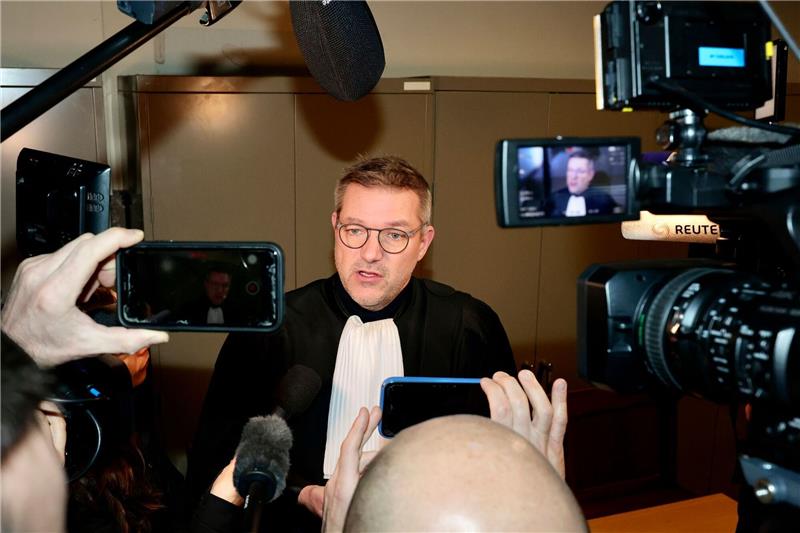 EU-Korruption: Mutmaßlicher Drahtzieher will kooperieren Laurent Kennes, der Anwalt des ehemaligen Europaparlamentariers Pier Antonio Panzeri, spricht vor einer Gerichtsanhörung im Palais de Justice in Brüssel mit den Medien.