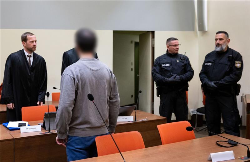 Laut Anklage hatte der Mann 2021 in dem Fernzug Passau-Hamburg vier Männer angegriffen und mit einem Messer zum Teil schwer verletzt.