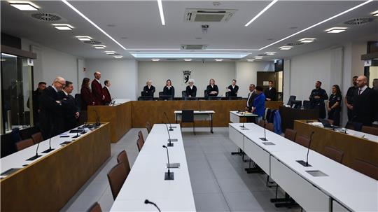 Laut Anklage sollen die 36- bis 58-Jährigen als sogenannte Auslandsoperateure für Waffendepots in mehreren europäischen Staaten zuständig gewesen sein, die für Anschläge genutzt werden sollten. (Archivbild)