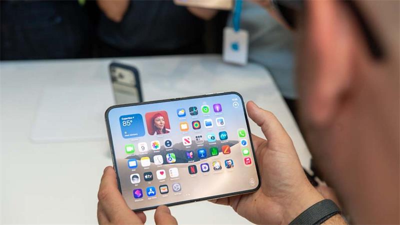Apple bringt erstes auffaltbares iPhone heraus Laut Apple soll beim iPhone Duo die Falte in der Mitte des aufklappbaren Bildschirms deutlich weniger sichtbar sein als in Modellen der Konkurrenz.