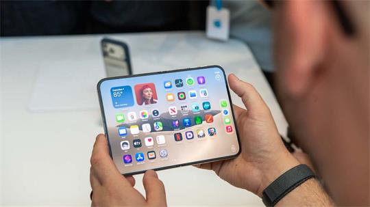 Laut Apple soll beim iPhone Duo die Falte in der Mitte des aufklappbaren Bildschirms deutlich weniger sichtbar sein als in Modellen der Konkurrenz.