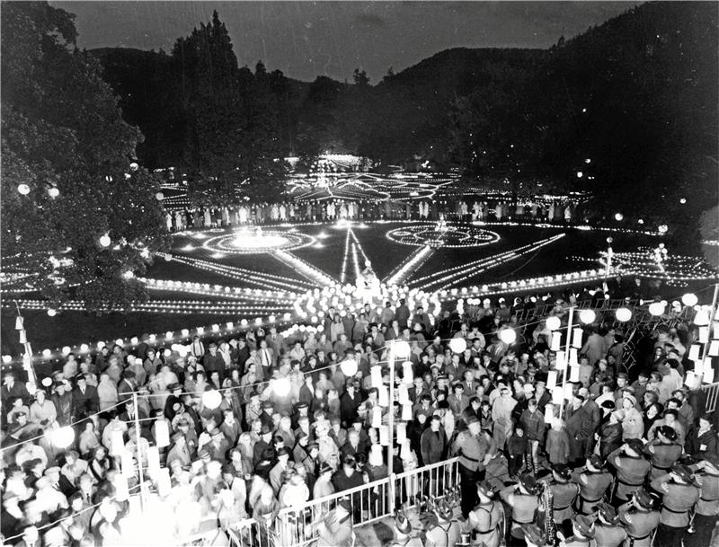 Das Salz- und Lichterfest, wie es früher einmal war Laut Aufzeichnung soll das ein Lichterfestbild von 1989 sein –vom damaligen Casino, dem heutigen Kurzentrum aus aufgenommen in Richtung Stadtpark.