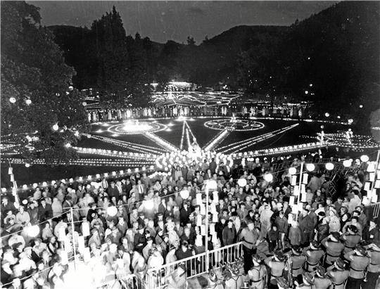 Laut Aufzeichnung soll das ein Lichterfestbild von 1989 sein –vom damaligen Casino, dem heutigen Kurzentrum aus aufgenommen in Richtung Stadtpark.