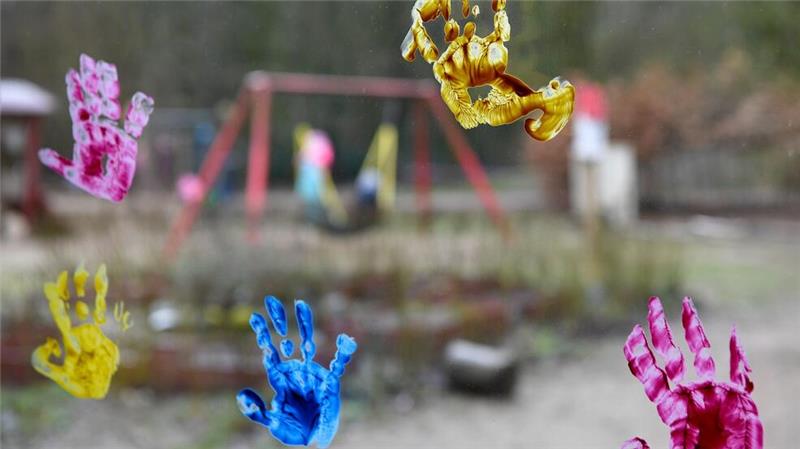 Bundesweite Studie: Anteil der Fachkräfte in Kitas sinkt Laut Bertelsmann Stiftung sollte der Fachkräfte-Anteil in Kitas nicht dauerhaft gesenkt werden. (Archivbild)