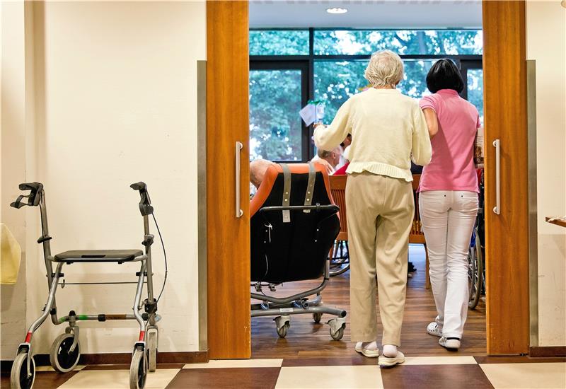 Laut Bundesfamilienministerium leben in Deutschland (Stand 2020) rund 1,8 Millionen Menschen mit einer Demenz. Bis zum Jahr 2050 wird die Zahl der Betroffenen voraussichtlich auf 2,8 Millionen steigen. Immer wieder verschwinden Kranke aus den Pflegeheimen. Wie kann man sie schützen?  Symbolbild: Pixabay