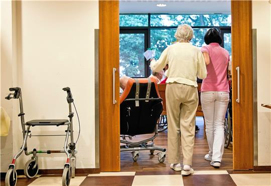 Laut Bundesfamilienministerium leben in Deutschland (Stand 2020) rund 1,8 Millionen Menschen mit einer Demenz. Bis zum Jahr 2050 wird die Zahl der Betroffenen voraussichtlich auf 2,8 Millionen steigen. Immer wieder verschwinden Kranke aus den Pflegeheimen. Wie kann man sie schützen?  Symbolbild: Pixabay