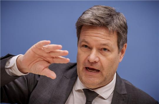 Laut Bundeswirtschaftsminister Robert Habeck (Bündnis 90/Die Grünen) gibt es Pläne, die betroffenen Haushalte zu entlasten.