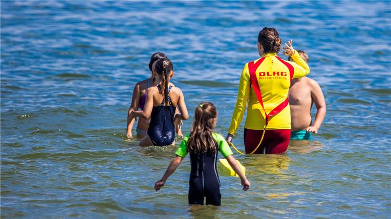 Laut DLRG wollen sich viele Kinder nach dem Schwimmenlernen auch mit Rettungsschwimmen beschäftigen. (Archivbild)
