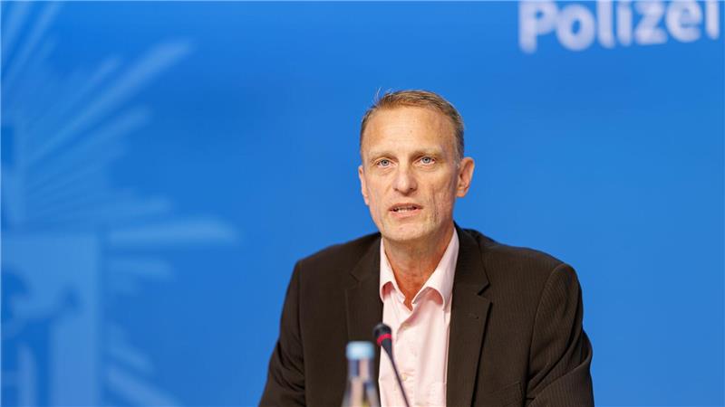 Illegale Online-Sportwetten - Razzia gegen mutmaßliche Bande Laut Ermittler Guido Rissmann gab es mehr als 160 Durchsuchungen.
