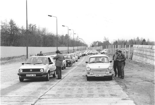 Laut Ex-Bundesgrenzschützer Lothar Engler, der an den Tagen der Grenzöffnung in Eckertal im Einsatz war, ein „Top-Foto“ – denn es zeigt, wie bei Stapelburg zum Ende der 1980er Jahre die Grenzanlagen aufgebaut waren. Foto: GZ-Archiv