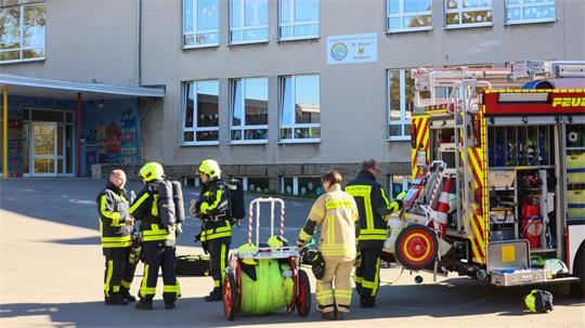 Laut Feuerwehr klagte zunächst eine Lehrkraft über Kreislaufprobleme und Übelkeit, später meldeten sich etwa zehn Schülerinnen und Schüler mit ähnlichen Beschwerden.