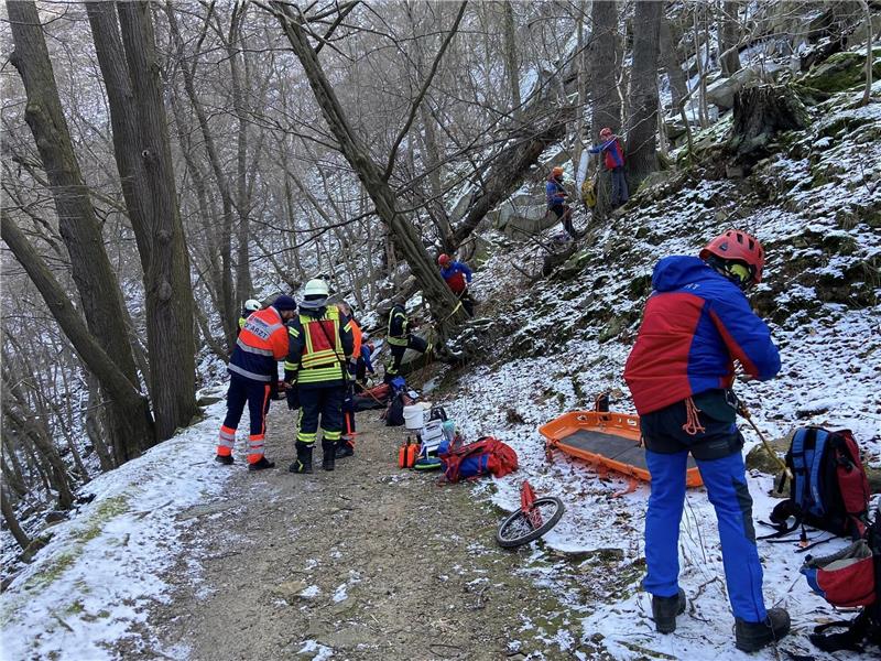 Wanderunfall im Bodetal: Mann stürzt und fällt Abhang herunter Laut Feuerwehr stürzte der Mann auf dem vereisten Weg. Foto: Feuerwehr Thale
