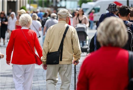Laut Funke Mediengruppe haben sich bei den Sozial- und Wohlfahrtsverbänden zahlreiche Grundrentenbezieher gemeldet, denen nach der Einkommensprüfung die Bezüge gekürzt wurden.