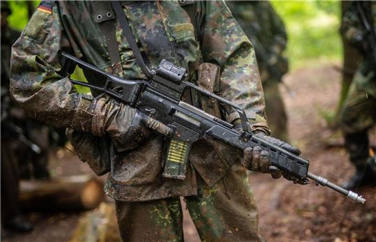 Laut Ifo-Institut sind aus dem 100 Milliarden starken Sondervermögen für die Bundeswehr bis Mitte 2023 erst 1,2 Milliarden Euro abgeflossen (Symbolfoto).