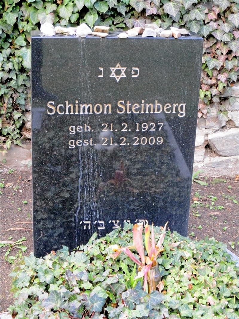 Laut Infostele stammen die letzten Gräber auf dem jüdischen Friedhof aus den Jahren 1970 und 1988. Aber der Grabstein Simon Steinbergs trägt die Jahreszahl 2009. Foto: Privat