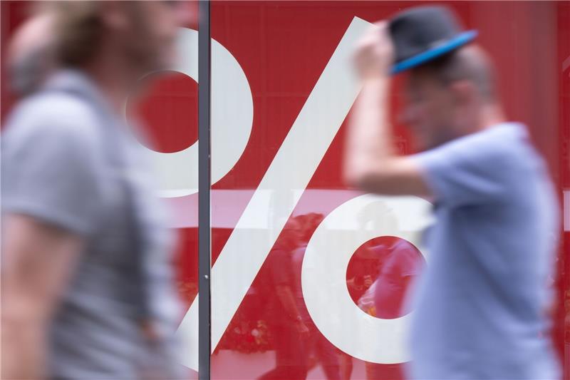 Verbraucher halten ihr Geld weiter zusammen Laut Konsumexperte Bürkl sehen die Verbraucher auch zu Beginn des Jahres 2024 keine Anzeichen für eine nachhaltige Erholung der deutschen Wirtschaft.
