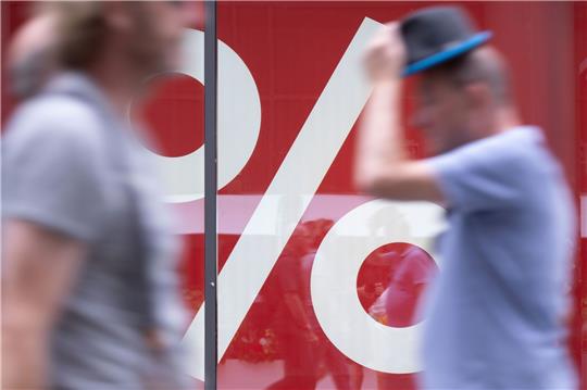 Laut Konsumexperte Bürkl sehen die Verbraucher auch zu Beginn des Jahres 2024 keine Anzeichen für eine nachhaltige Erholung der deutschen Wirtschaft.