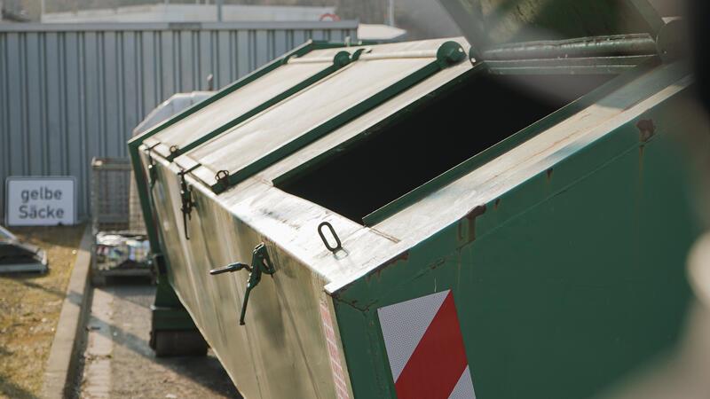 Laut Kreislaufwirtschaftsgesetz sind die Kreiswirtschaftsbetriebe verpflichtet, Altkleider zu sammeln. An den Entsorgungsanlagen im Landkreis Goslar können Altkleider in Containern entsorgt werden.