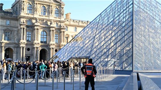 Laut Louvre-Direktoren gibt es bereits mehrere Mäzene, die ihre Unterstützung bei der Renovierung der Krone zugesagt haben. 
