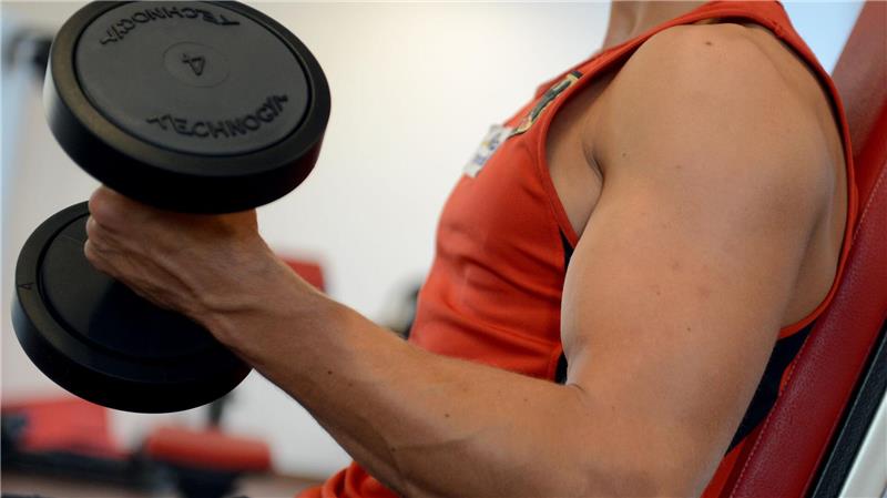 Renaissance alter Männlichkeit? Was die Forschung dazu sagt Laut Männlichkeitsforscher Boris von Heesen ist eine der besonders hartnäckigen Erzählungen zum Thema Männlichkeit, dass Männer körperlich unzerstörbar sein müssen. (Symbolbild)