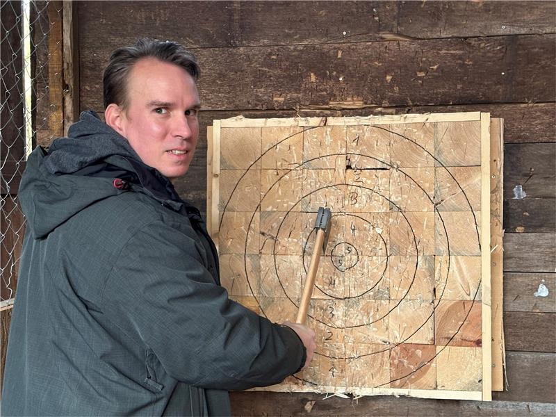 Laut Martin Raschke in den Vereinigten Staaten in einigen Bereichen bereits beliebter als Bowling: In Silberhütte können die Besucher jetzt auch Axtwerfen.