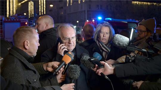 Laut Ministerpräsident Haseloff sind mindestens zwei Menschen ums Leben gekommen - darunter ein Kleinkind. 